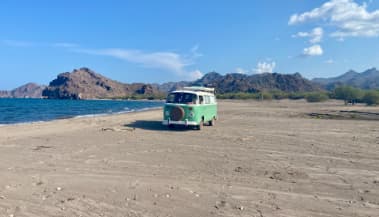 vanlife playa en combi volkswagen